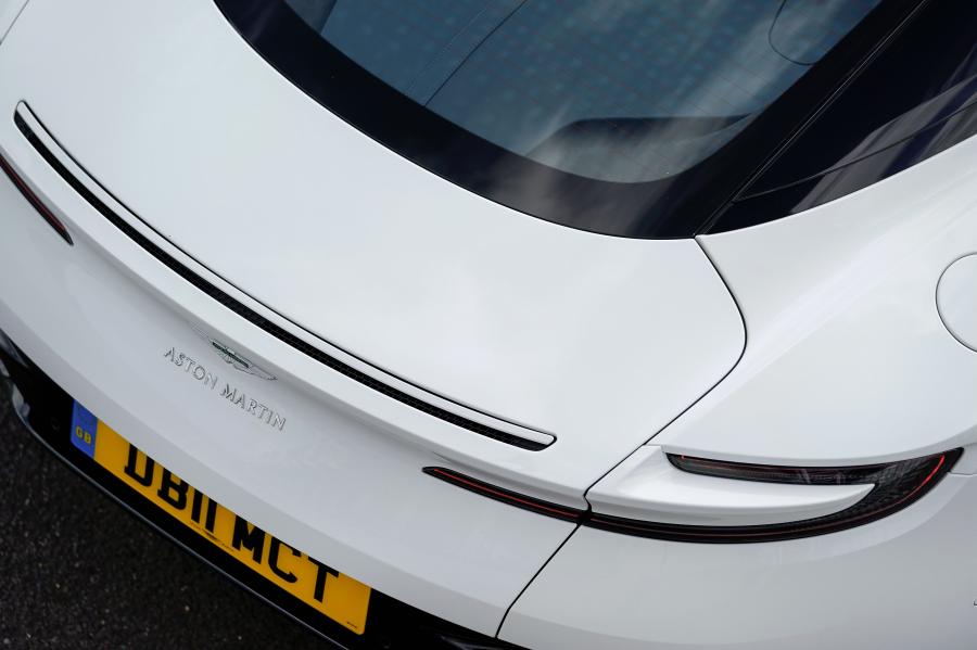 Детали экстерьера Aston Martin DB11 V8 2017 года  (UK) (фото 25 из 40)